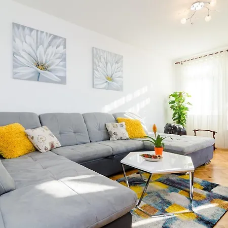Sun Apartment *