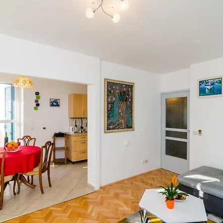 Sun Apartment *